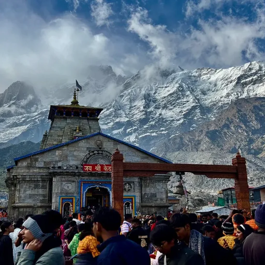 beautiful view and weather condition around Kedarnath temple