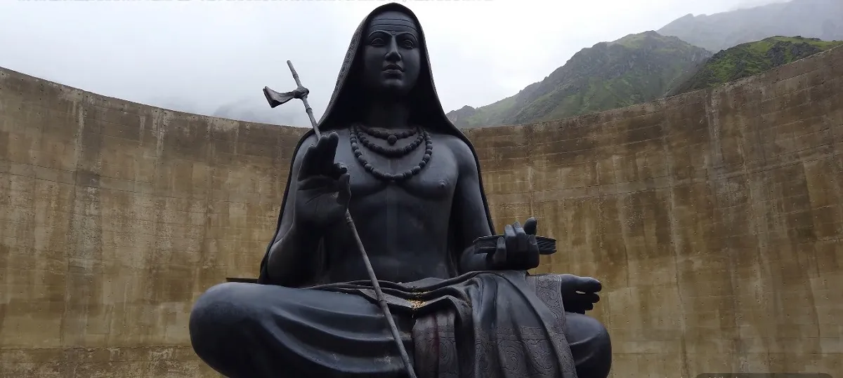 adi shankaracharya samadhi in kedarnath near the temple