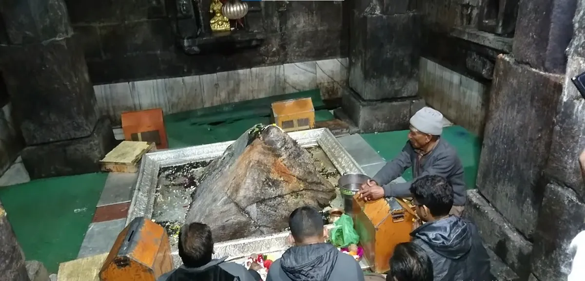devotees having pooja inside the sanctrum of Kedarnath temple