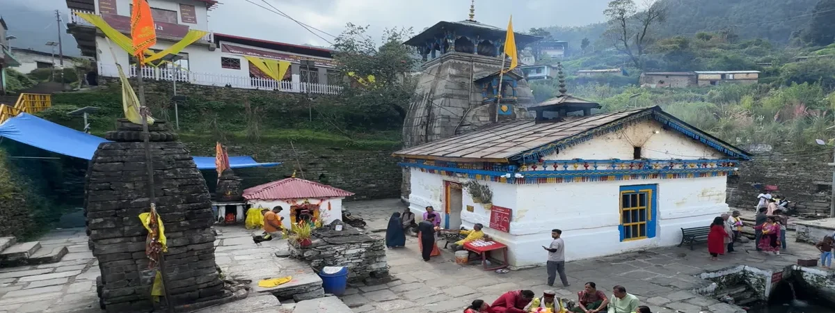 devotees performing pooja at triyuginrayan temple