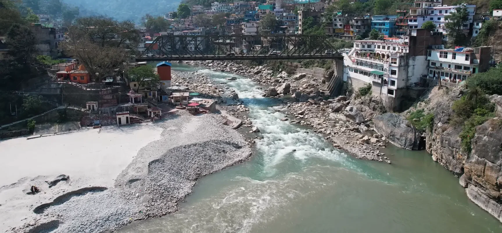 alaknanda and pindar river meets at karnaprayag sangam in karanprayag uttarakhand