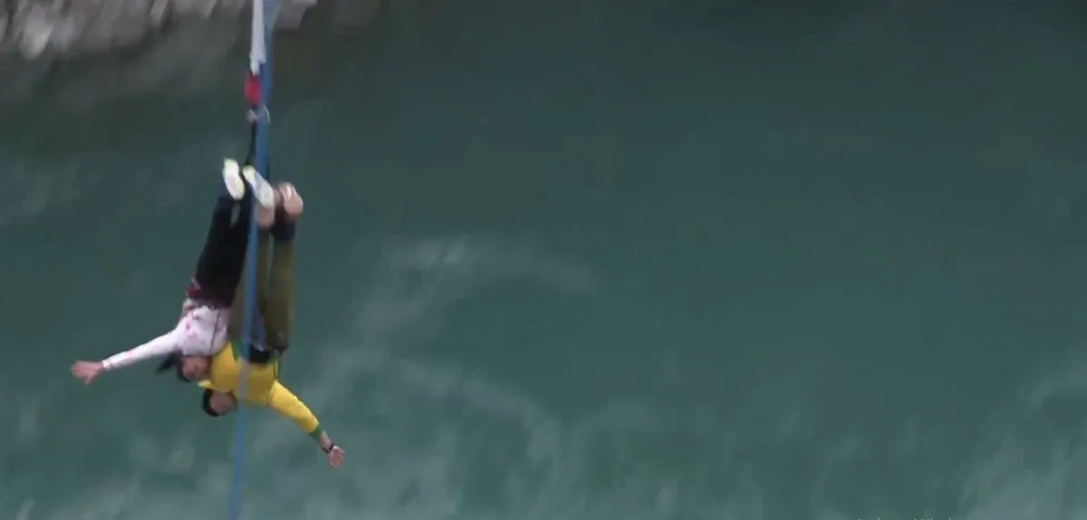 couple bungee jumping at rishikesh