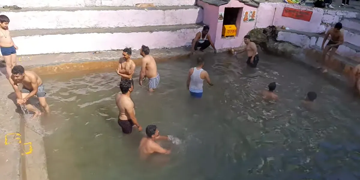 gaurikund hot spring in gaurikund uttarakhand