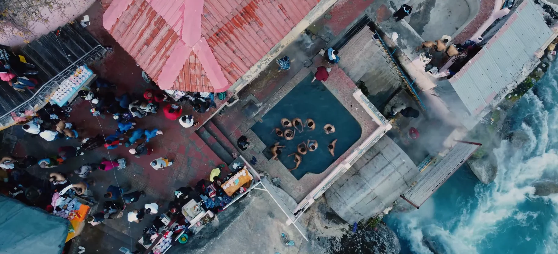 hot water spring in badrinath tapt kund and narad kund