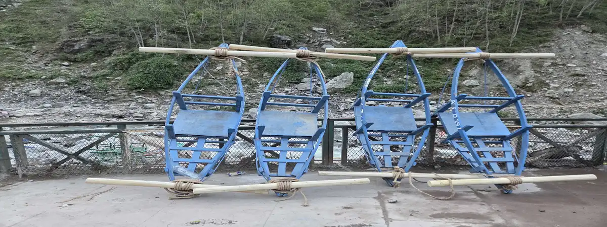 kedarnath palki services at the trek route from gaurikund