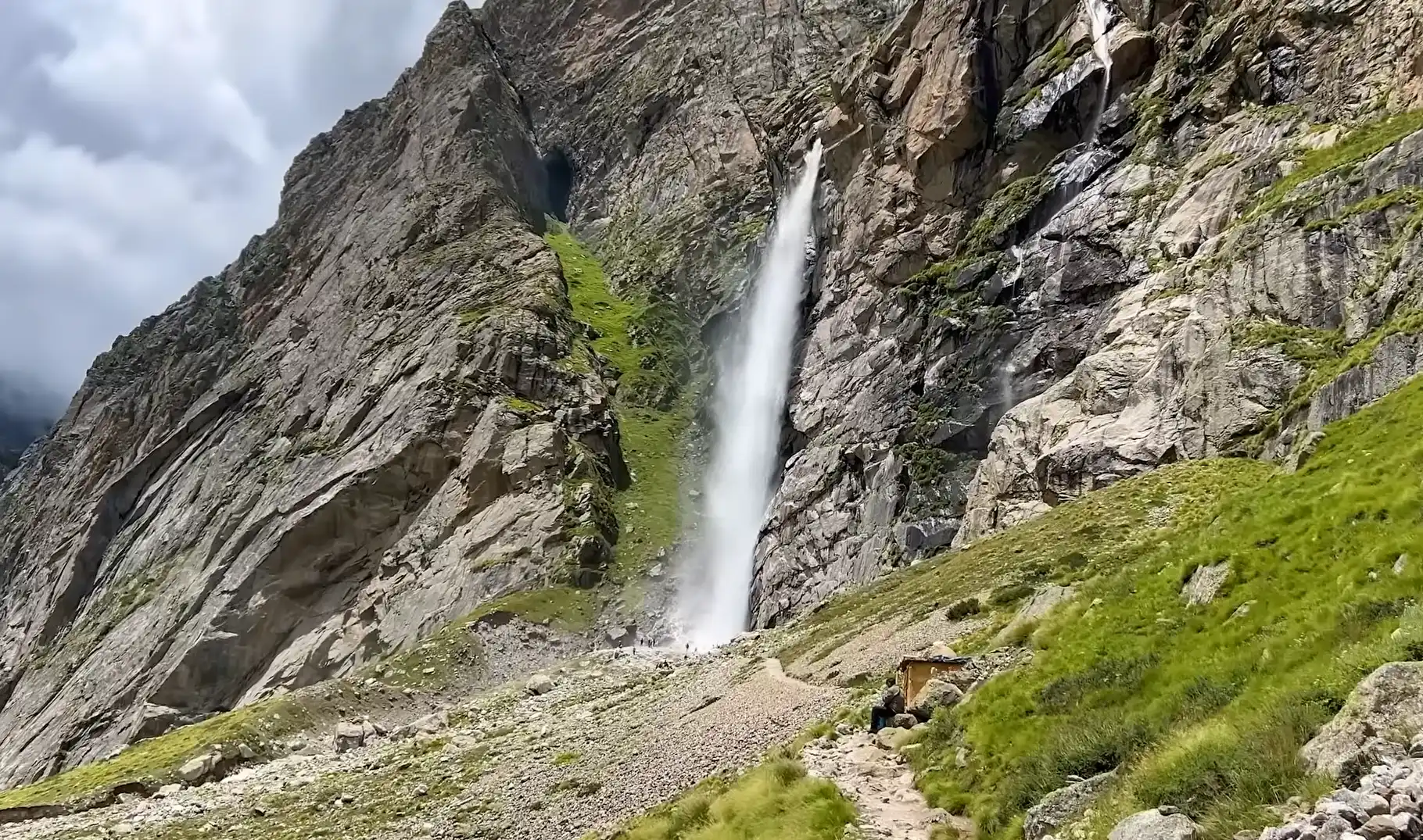 vasudhara waterfall near badrinath