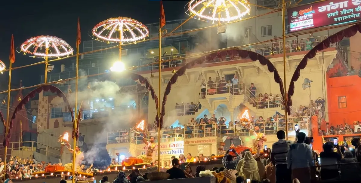 famous ganga aarti at dashashwamedh ghat near kashi vishwanath temple
