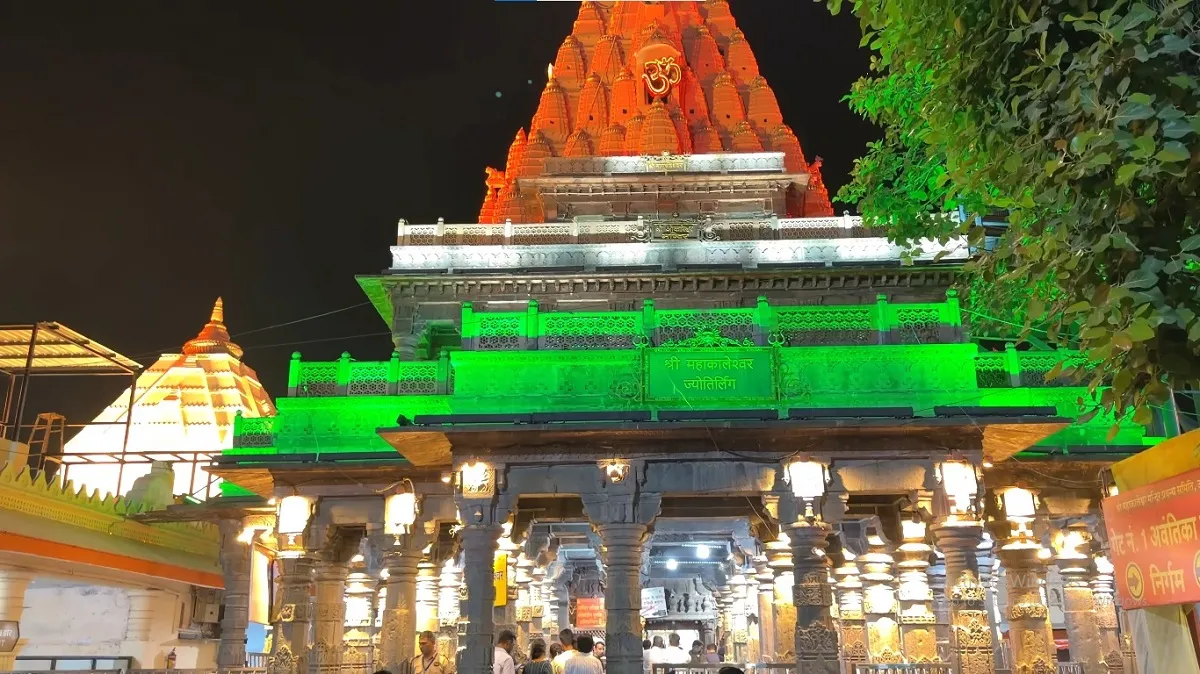 photo of mahakaleshwar in night